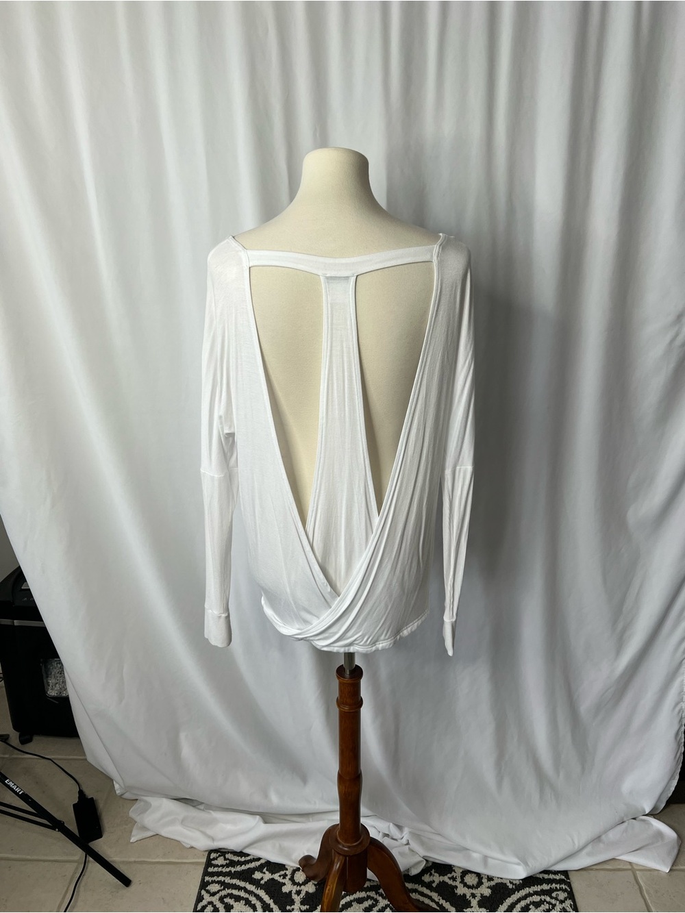 Lascana for Venus White Open Back Long Sleeve Top – Size Medium